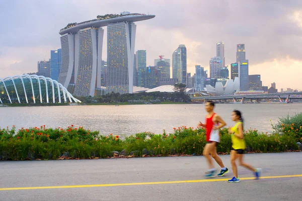 Singapore Februari 2017 Paar Uitgevoerd Singapore Baai Bij Zonsondergang Bewegingsonscherpte — Stockfoto