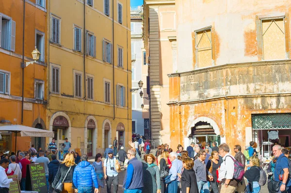 Gente caminando por el casco antiguo — Foto de Stock