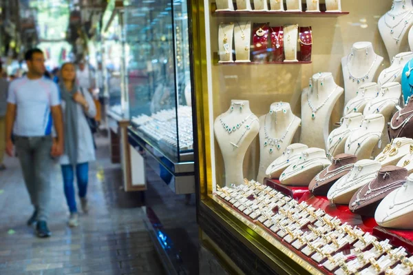 Paar Walkin Langs Sieraden Winkels Teheran Main Bazaar Iran — Stockfoto