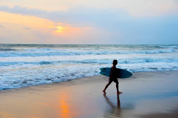 Dreadlocks Surfer Het Strand Met Surfboard Bij Zonsondergang Bali Eiland — Stockfoto