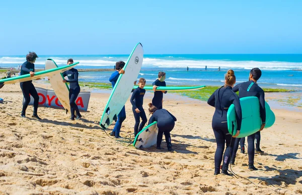 Grupo de surfistas com pranchas de surf — Fotografia de Stock