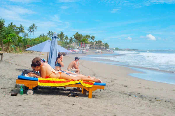 Pary mające sunbathes — Zdjęcie stockowe