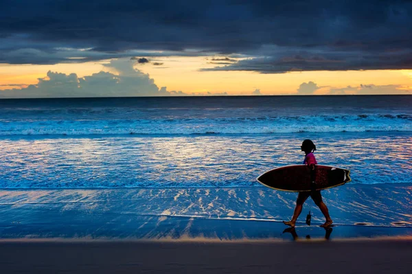 日落时分 Surfgirl 在沙滩上漫步冲浪板 巴厘岛 — 图库照片