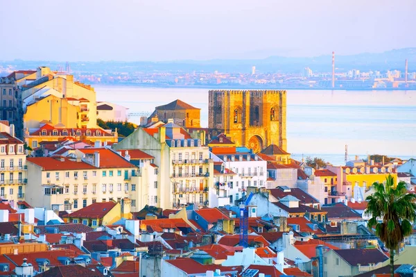 Skyline oude stad van Lissabon — Stockfoto