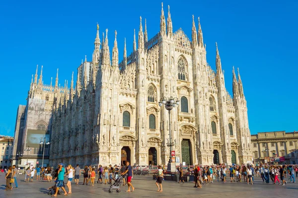 Touristes visitant la cathédrale de Milan — Photo