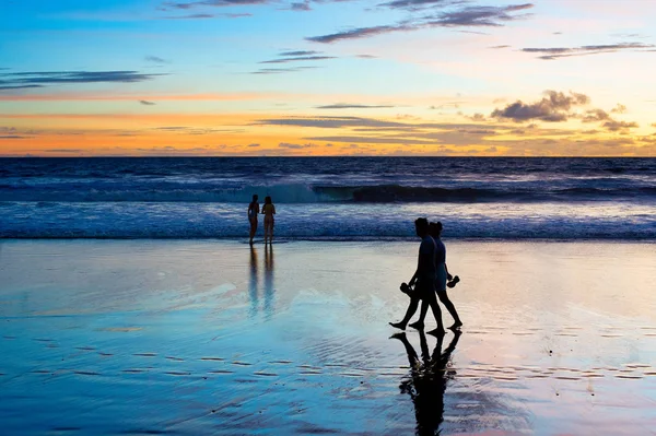 Ζευγάρι περπατά σε τροπική παραλία — Φωτογραφία Αρχείου