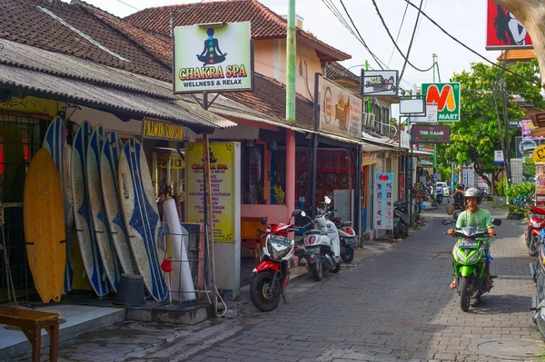 巴厘岛 印度尼西亚 2017年1月28日 典型的街道与地方旅游商店在库塔 库塔是巴厘岛最著名 最拥挤的旅游胜地 — 图库照片