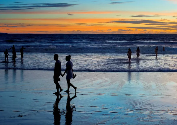 Ludzie Ocean Plaża Zachodzie Słońca Wyspa Bali Indonezja — Zdjęcie stockowe