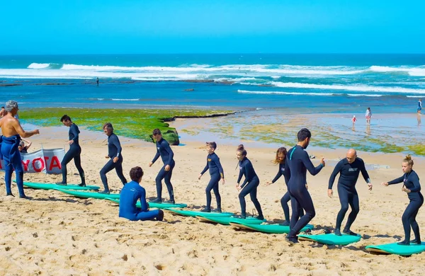サーフボードとサーファーのグループ — ストック写真