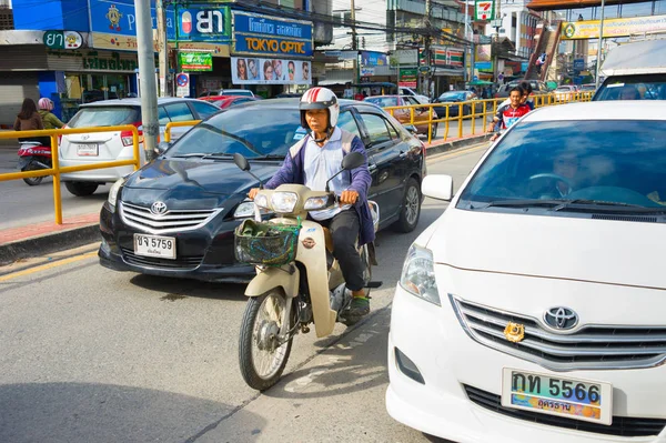 Traffic on road in Chiang Mai — Stock Photo, Image