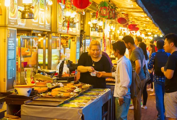 Singapur Sty 2017 Ludzie Popularnych Food Court Singapurze Niedrogie Kawiarnie — Zdjęcie stockowe