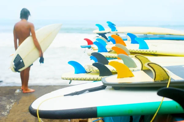 Surfingbrädor och funboards på stranden — Stockfoto