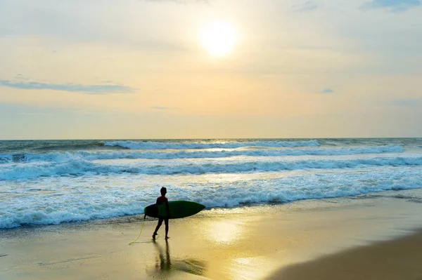 Surfista a piedi sulla spiaggia — Foto Stock