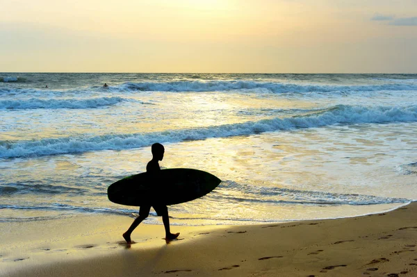Surfista caminando en la playa — Foto de Stock
