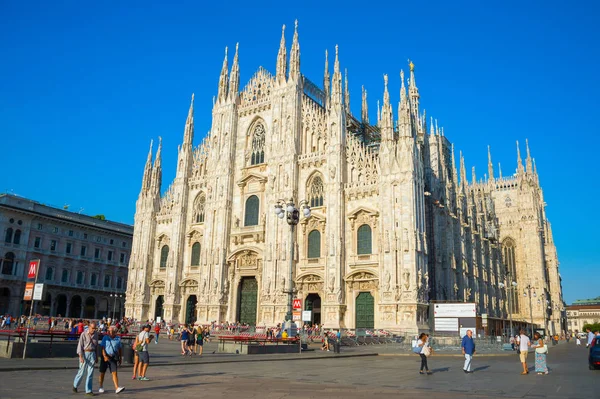 Turistas visitando la Catedral de Milán — Foto de Stock