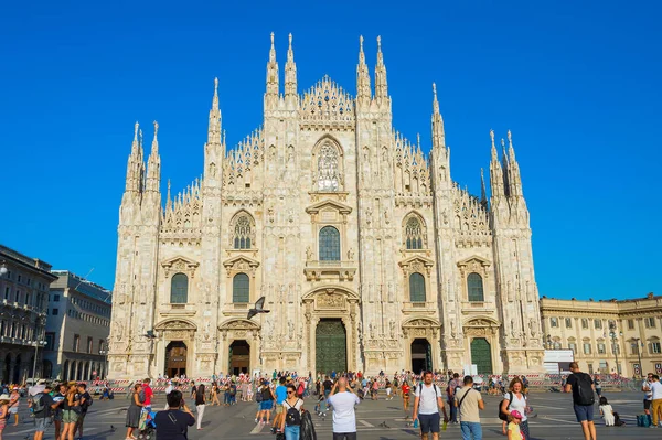 Turister som besöker Milanos katedral — Stockfoto