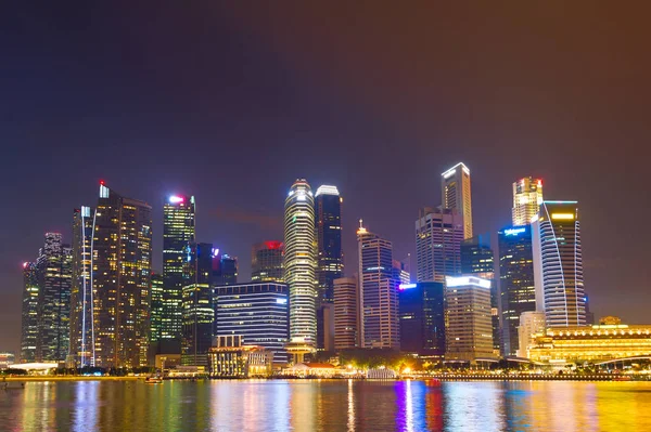 Singapur Şehir Merkezinde Çekirdek Görünümünü Bir Nehirde Yansıyan — Stok fotoğraf