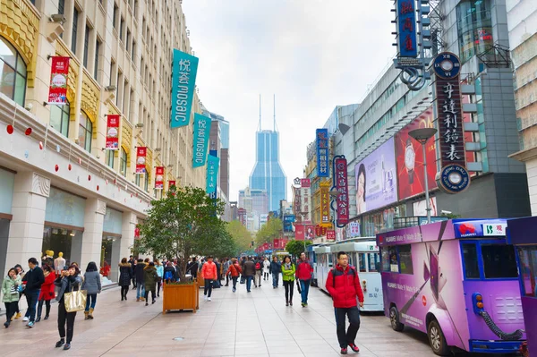 Shanghai China Diciembre 2016 Gente Caminando Por Carretera Nanjiing Centro — Foto de Stock