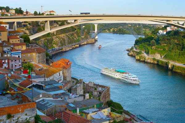 Kreuzfahrtschiff Erreicht Porto Durch Den Fluss Douro Portugal — Stockfoto