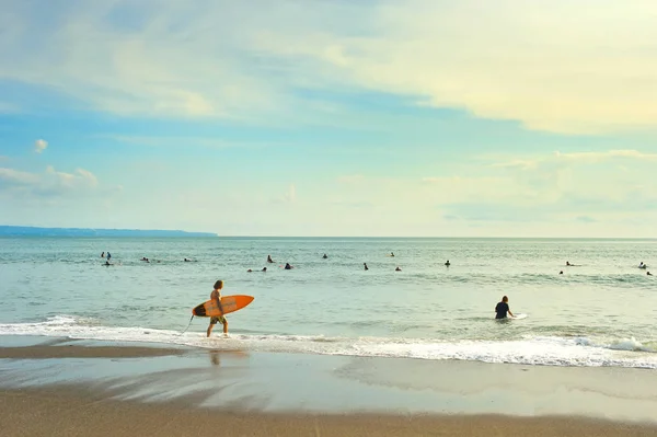 Surfisti Che Vanno Fare Surf Nell Oceano Isola Bali Una — Foto Stock