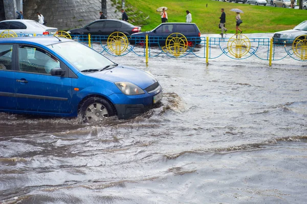 Road overspoeld door water — Stockfoto