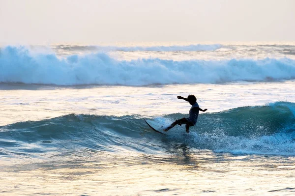 Surfer Surfa Havet Vid Solnedgången Bali Indonesien — Stockfoto