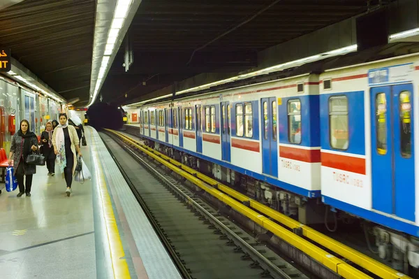 Gente en la estación de metro de Teherán —  Fotos de Stock