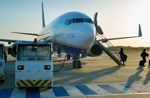 Passagerare Lämnar Ett Flygplan Planet Laddas Med Ström Samma Gång — Stockfoto