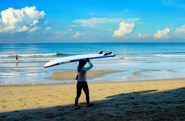 Ung kvinna med surfbräda — Stockfoto