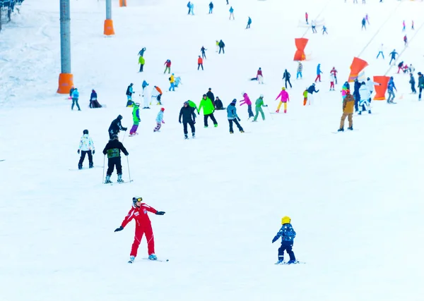 Bukovel Ukraine Dec 2015 Aula Esqui Uma Encosta Montanha Estância Fotos De Bancos De Imagens