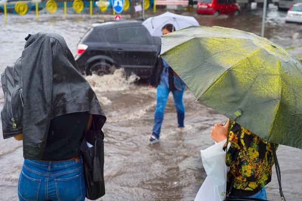 Γυναίκες Που Διασχίζουν Πλημμυρισμένες Αστικές Οδικές Στη Βροχή — Φωτογραφία Αρχείου