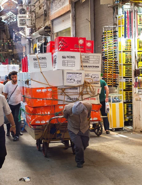 Τεχεράνη Ιράν Μαΐου 2107 Άντρας Τραβώντας Καλάθι Υπερφορτωμένη Κουτιά Στην — Φωτογραφία Αρχείου