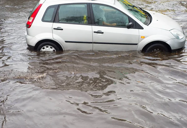 Auto Een Weg Die Overspoeld Door Water Een Regen Verkeersprobleem — Stockfoto