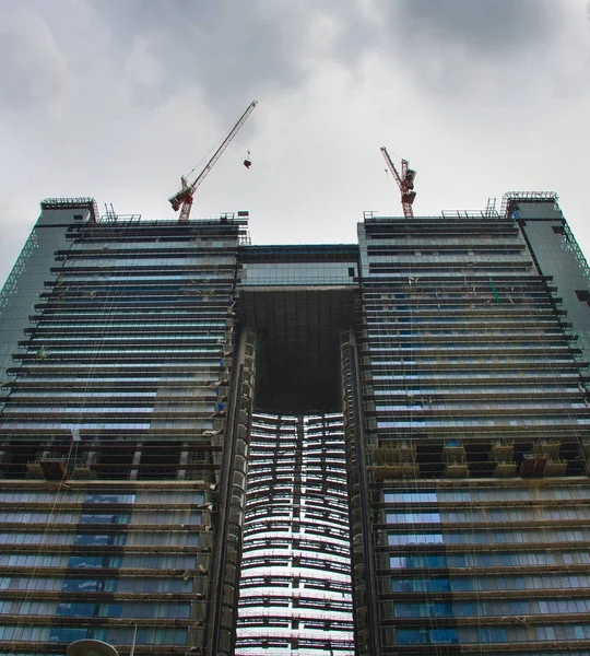 Construção Arranha Céu Moderno Com Céu Temperamental — Fotografia de Stock