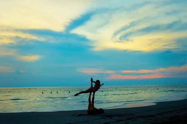 Couple marchant sur la plage tropicale — Photo