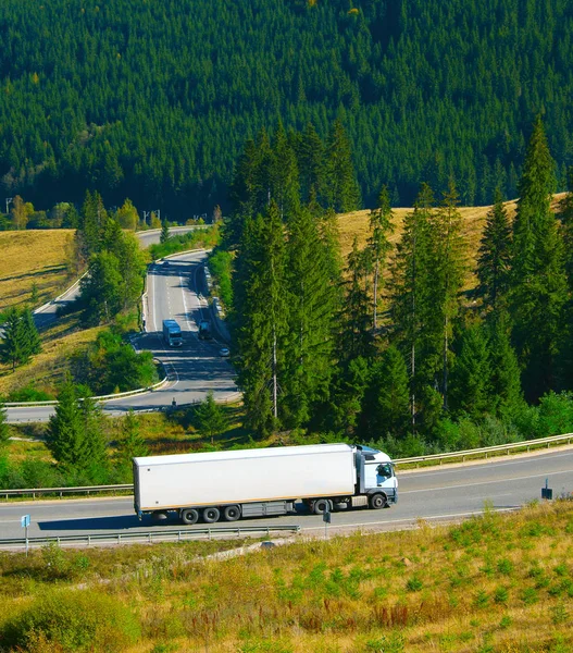 Camión en un camino de montañas —  Fotos de Stock