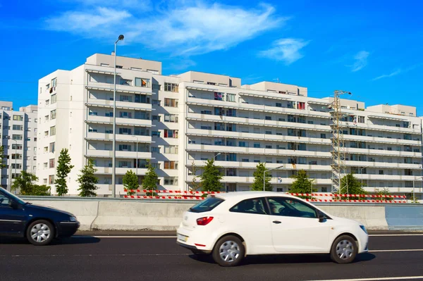 Auto Een Snelweg Appartementengebouw Achtergrond Portugal — Stockfoto