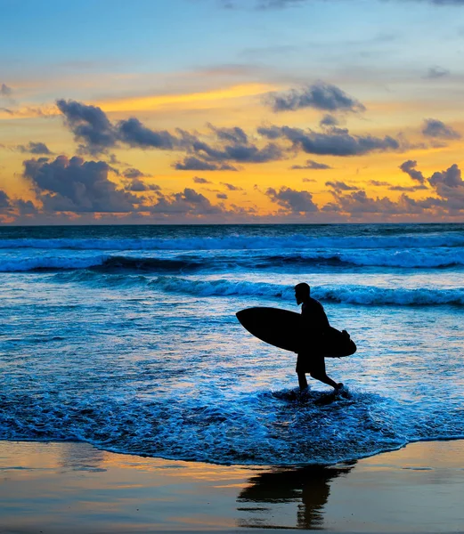 冲浪者的剪影在海滩与冲浪板在日落 巴厘岛 — 图库照片