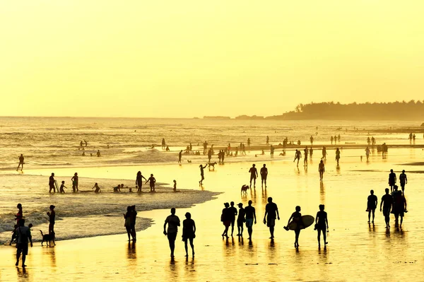 Mensen Lopen Het Strand Bij Zonsondergang Bali Eiland Indonesië — Stockfoto