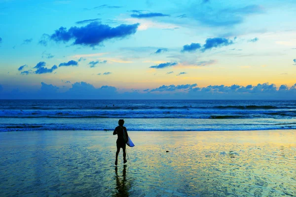 Surfer Pospiesz Się Surfowania Oceanie Zachodzie Słońca Bsli Island Indonezja — Zdjęcie stockowe