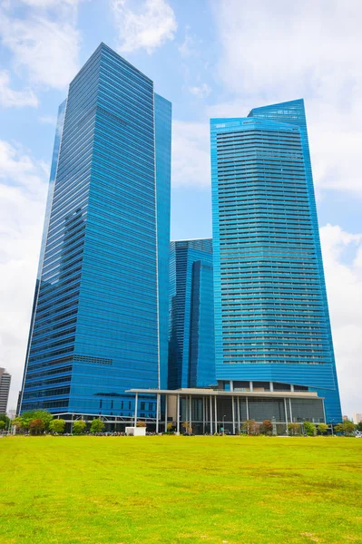 Modernos Edificios Oficinas Con Césped Verde Primer Plano Singapur —  Fotos de Stock