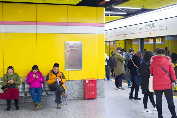 Pessoas Shanghai estação de metro, China — Fotografia de Stock