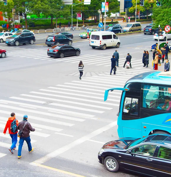 People crossing the road. Shanghai — Stock Photo, Image