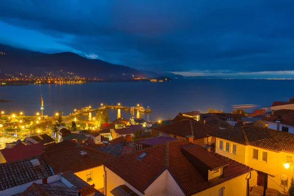 Ohri Gölü gece şehri. Makedonya — Stok fotoğraf