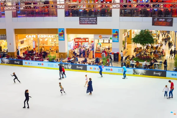 Az emberek a jégpálya. Shopping mall — Stock Fotó