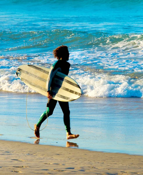 Surfista corsa tavola da surf spiaggia — Foto Stock