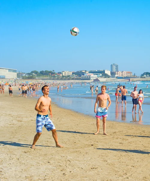 ポルト ポルトガル 2017 若い男性がビーチでサッカーをプレイします サッカー ポルトガルの最も好きなゲーム — ストック写真