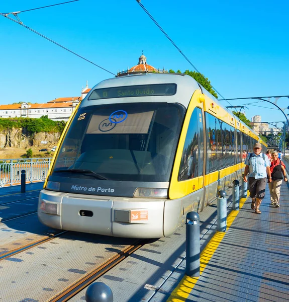 Porto Portugal Junio 2017 Tren Del Metro Oporto Puente Hierro —  Fotos de Stock