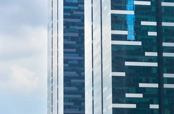 Achtergrond Met Moderne Wolkenkrabber Glazen Wand Bewolkte Hemel Singapore — Stockfoto