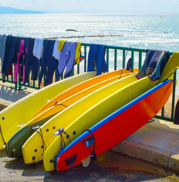 Planches Surf Combinaisons Séchant Sur Plage France — Photo